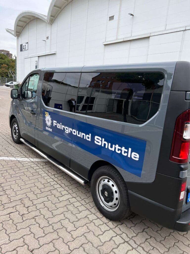 Grauer Van mit einem Branding an der Seite